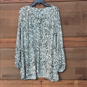 White Mark Blue Flutter Sleeve Blouse nwot